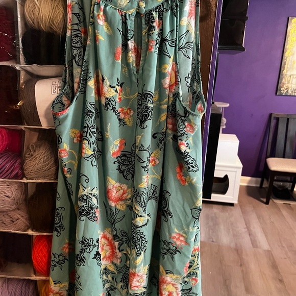 Torrid sleeveless tank with floral patter - Picture 2 of 3